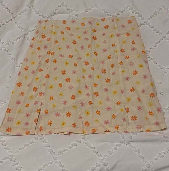 Elodie Dresses & Skirts - Elodie Floral Print Mini Skirt Size M